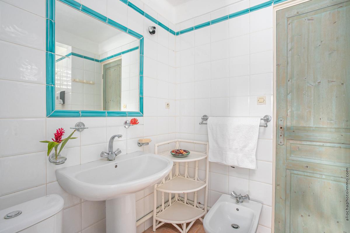 44 Location-villa-Martinique_ Bungalow chambre 2 salle d'eau